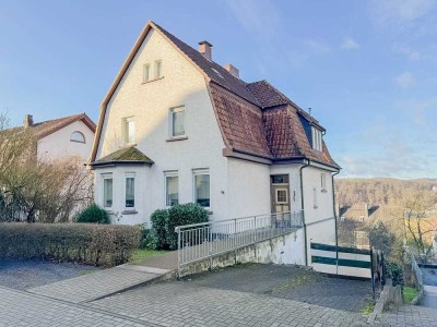 Zweifamilienhaus mit Potenzial: Großzügiges Grundstück und herrlicher Ausblick in Arnsberg!