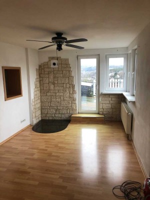 Helle 6-Zimmer-DG-Wohnung mit Balkon und EBK über den Dächern von Kirchen
