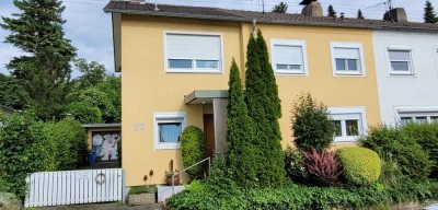 Schönes Reiheneckhaus mit großem romantischem Garten und großzügiger Garage in zentrumsnaher Lage