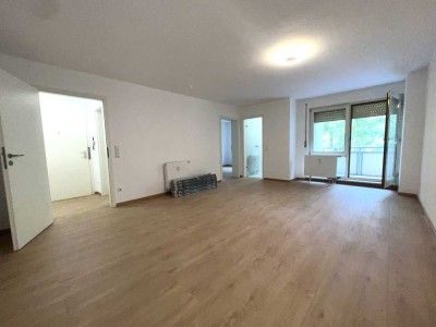 Zentrale 2-Zimmer-Wohnung mit Balkon, Einbauküche und Stellplatz - ab sofort