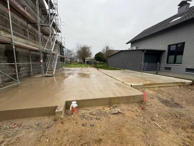 Moderne Neubau-Doppelhaushälfte im Holzbau in Jüchen mit fertiger Bodenplatte