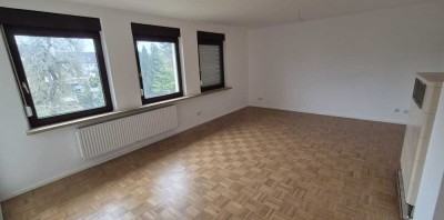 Ruhige, lichtdurchflutete, neu renovierte 3-Zimmer-Wohnung mit Balkon in Erlangen