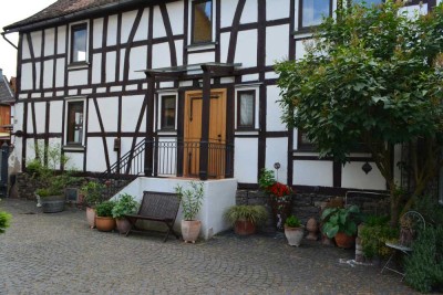 freistehendes Fachwerkhaus mit großerTerrasse