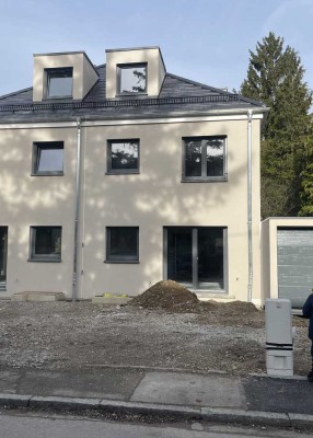 Neubau/ Erstbezug: Traumhafte DHH in Waldperlach mit Garage und Garten