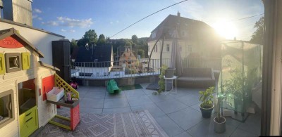 Hochwertige Maisonettenwohnung mit Dachterrasse und Balkon - zwei Carports