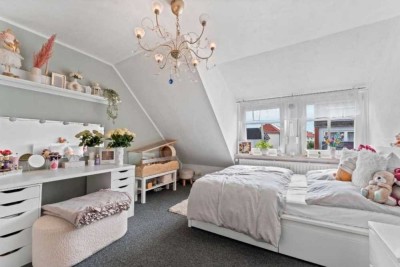 Viel Raum für Wohnträume: Zweifamilienhaus mit Ausbaumöglichkeit