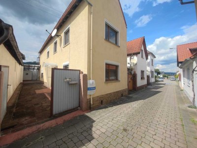 Sanierungsbedürftiges Einfamilienhaus mit Schlossblick in Diedesfeld | Hof, Garten u. Dachterrasse