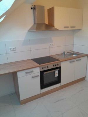 NEU! Frisch sanierte DG-Wohnung - zentral OF