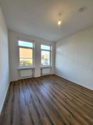 *Geräumige 2,5-Raumwohnung sucht Sie* + frisch renoviert + neuer Laminatboden + Balkon + EBK-Option!