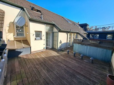 Stilvolle Altbau Dachgeschosswohnung mit Terrasse im Zentrum von Duisburg