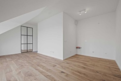 Exklusive 2-Zimmer-Dachgeschosswohnung in Top-Lage, vollständig renoviert und mit großem Balkon+EBK
