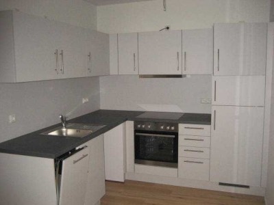 kleine 3 Zimmer Wohnung mit Wannenbad, Balkon und EBK