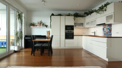 Helle Drei-Zimmer-Wohnung mit Blick über die Dächer Hamburgs