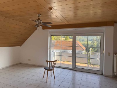 Modernisierte Wohnung mit vier Zimmern sowie Balkon und Einbauküche in Schaafheim