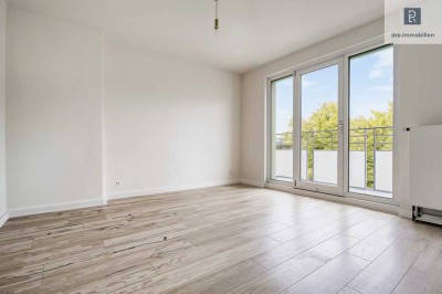 Köln-Nippes: Frisch renovierte, helle 2 Zimmer Dachgeschosswohnung mit zwei Balkonen