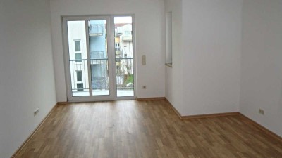 Innenliegende Zweiraumwohnung im 1. OG mit Südbalkon und Einbauküche!