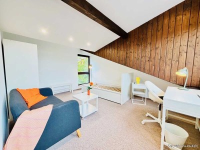 Möbliertes Zimmer in kleiner Wohngemeinschaft