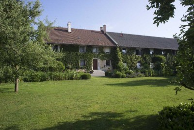 Wohnen auf dem Gutshof: Loftartige 4-Zimmer-Maisonette in historischer Scheune von 1895