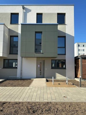 Neubau-Reihenhaus mit Skyline-Dachterrasse & Miele-Küche – Erstbezug