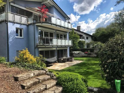 Exklusive, geräumige und gepflegte 3-Zimmer-Hochparterre-Wohnung mit Balkon und Gartenanteil