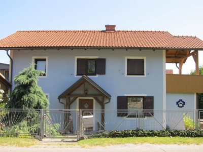 CHARMANTES EIN-/ZWEIFAMILIENHAUS MIT DOPPELCARPORT IN SONNIGER LAGE