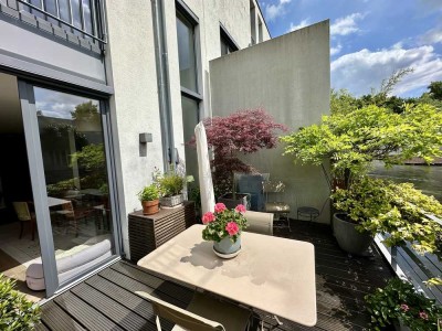Traumhaftes Wohnen am Wasser: Modernes Townhouse mit Tiefgaragenplatz und vielen Extras