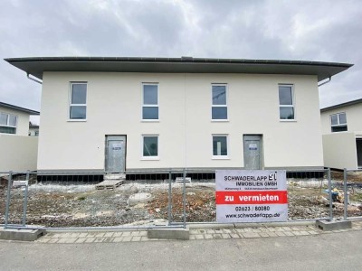 Helle Doppelhaushälfte mit großem Wohnbereich und Terrasse