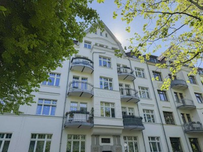 Wunderschöne 2-Zimmer DG-Wohnung mit Balkon & Aufzug in Gründerzeithaus - direkt am Park