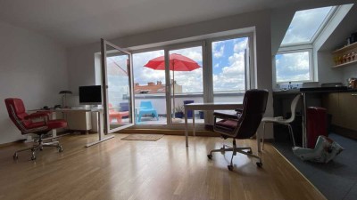 Stilvolle 2-Zimmer-Dachgeschosswohnung (zur Zwischenmiete) mit Balkon und EBK in Berlin Mitte