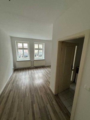 Kompakte 2-Zimmer mit Einbauküche, Laminat und Wannenbad in guter Lage