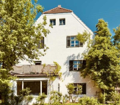 Top-Lage vor der Landeshauptstadt: Denkmalgeschütztes Mehrfamilienhaus  mit Sanierungsbedarf und Pot