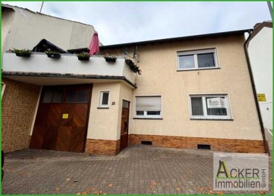 Zweifamilienhaus mit Garage, überbauter Einfahrt und Nebengebäuden auf 819 m² Grundstück