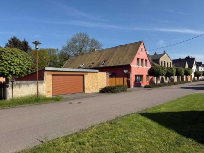 Älteres Bauernhaus mit 3 separaten Wohneinheiten und großem Obst und Gemüsegarten.