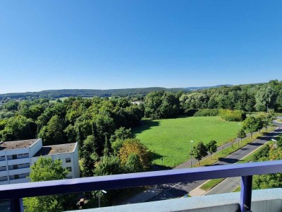 Traumhafter Blick von oben +
2-Zimmer-ETW mit 2 Loggien
Bezugsfrei ab sofort +
Sehr gepflegte Anl