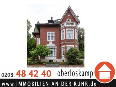 Kernsanierte, helle 3- Zimmer- Altbauwohnung mit Stildetails und herrlichem Grünblick !