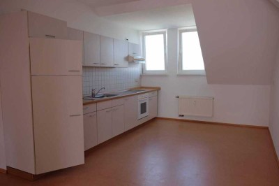 * charmante DG-Wohnung * offene Wohnküche mit EBK * keine WG * max. 2 Personen *