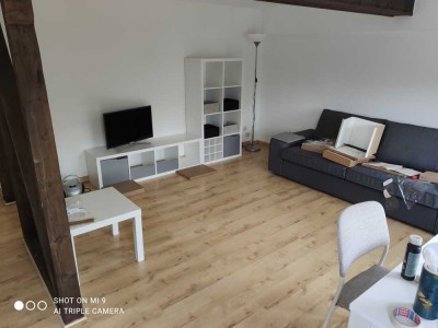 Schöne Dachgeschoßwohnung mit Balkon möbliert zu vermieten.