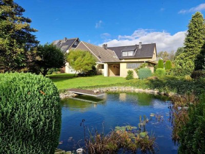 Vielseitiges Anwesen:
Zweifamilienhaus mit Baugrundstück und parkähnlichem Garten im Ortsteil