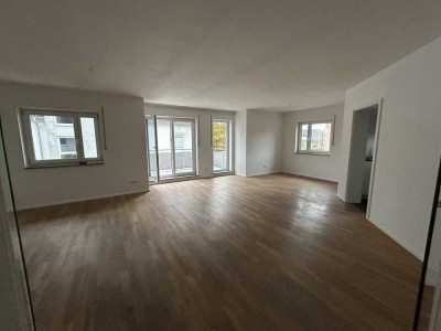 ROTH:  Charmante, großzügige, helle 3-Zi.-Whg., moderne EBK, Balkon, Tageslichtbad, Gäste-WC, Lift !