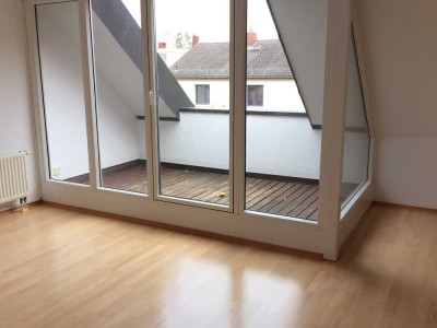 Sehr helle 2-Zimmer-Galeriewohnung mit Loggia/Terrasse in grüner, zentraler Lage – ca. 65 m², TG-Ste