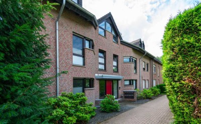Lichtdurchflutete DG-Wohnung mit geschütztem Balkon in gepflegtem 8-Parteienhaus.