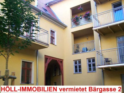 Höll Immobilien vermietet ruhige 1-Raumwohnung direkt am Markt mit Balkon.