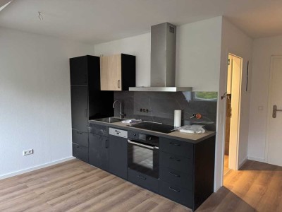 Erstbezug nach Sanierung mit EBK: Schöne 1-Raum-Dachgeschosswohnung mit geh. Innenausstattung