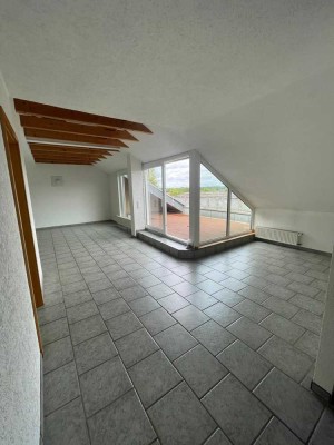 Schicke 4-Zimmer-DG-Wohnung mit großem Balkon in Bottrop