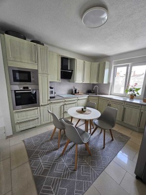 Modernisierte Wohnung mit zwei Zimmern und Einbauküche in Ludwigshafen