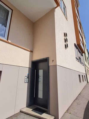 Frisch sanierte 2.5-Zimmer DG-Wohnung in Top-Lage