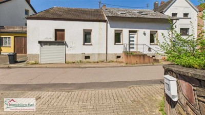 FREISTEHENDES WOHNHAUS MIT ÜBERDACHTEM BALKON UND SICHT INS GRÜNE IN FREUDENBURG!