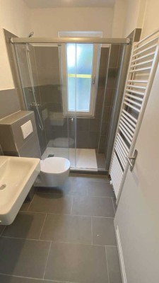 *** Charmante Altbauwohnung mit Duschbad! ***