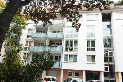 Schöne Wohnung mit Balkon, Aufzug u. Tiefgarage mitten in Pempelfort