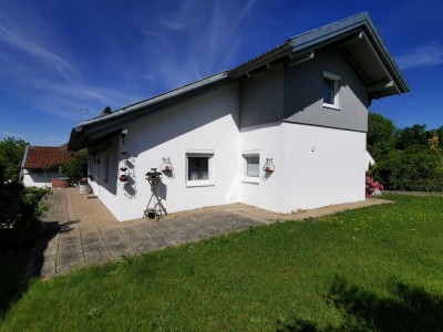 Hengersberg: Architektenhaus m. Sichtdachstuhl u. Galerie in ruhiger ebener Wohnlage